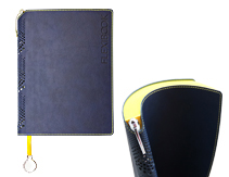 Ежедневник с перфорированным карманом для ручки на корешке с металлическим  шильдом на ляссе 